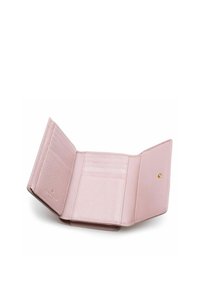 Portafoglio in pelle rosa con finitura testurizzata, dotato di più slot per carte e chiusura a scatto. Aperto per mostrare il design e la disposizione interna.