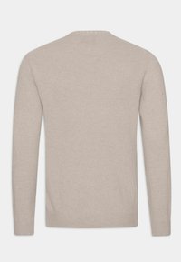 Pull beige en maille douce, avec un col rond, des manches longues et des poignets côtelés, doté d'un design de dos sans couture.