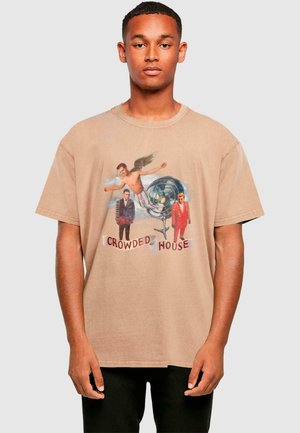 Beige bomulds t-shirt med grafisk tryk med figurer og teksten "CROWDED HOUSE." Kortærmet og afslappet pasform, minimal tekstur.