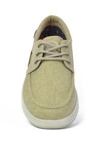 Zapatillas de lona verdes con parte superior texturizada, logotipo circular en la lengüeta, suela de goma blanca y forro interior estampado. Presenta cordones trenzados.