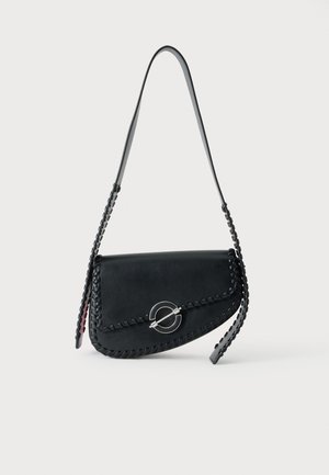 Schwarze Lederschultertasche mit geflochtenem Besatz, silberner runder Verschluss und langer Tragegurt, dargestellt vor schlichtem hellem Hintergrund.