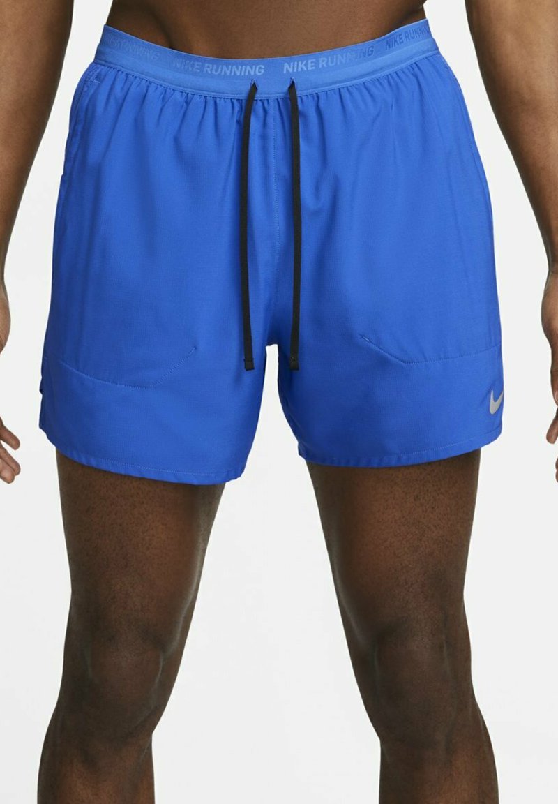 Blaue Laufshorts aus leichtem Material, mit einem elastischen Bund und dem Text "Nike Running" sowie schwarzen Kordeln, und zwei vorderen Taschen.