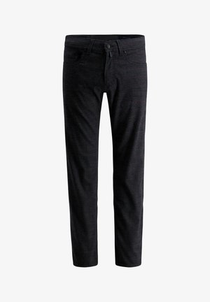 Donkergrijze broek met een subtiel ruitpatroon, gemaakt van een gestructureerde stof. Voorzien van een knoopsluiting en een traditioneel zakontwerp.