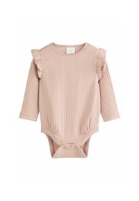 Lyserød ribbet babybodysuit med lange ærmer, flæsekant på skuldrene og trykknapper forneden. Blød stofstruktur.