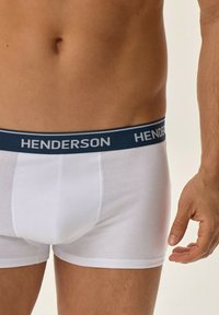 Białe bawełniane bokserki z ciemnoniebieskim paskiem w talii, na którym znajduje się "HENDERSON" w jasnoniebieskim kolorze. Gładka faktura, dopasowany krój i zaokrąglone otwory na nogi.