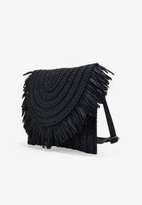 Bolso negro tejido con detalles de flecos, tapa redondeada y correa ajustable; fabricado con un material texturizado y con una forma estructurada.