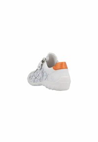 Baskets blanches avec un design texturé, dotées d'une fermeture éclair en argent et d'un accent orange sur le talon. Semelle en caoutchouc avec une forme flexible.