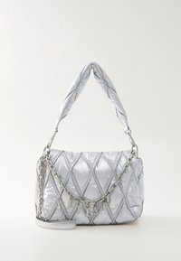 Tikk-kohver hõbedas, polsterdatud käepidemega, kett-rihmaga ja metallist tähearmidega, mis tagaküljel moodustavad sõna "DIESEL".