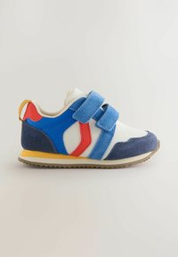 Baskets pour enfants avec des accents bleus, rouges, bleu marine et jaunes, dotées de deux brides auto-agrippantes bleues et d'une semelle texturée.