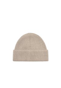 Stickad mössa i ljusbeige med en vikbar ribbad kant. Mjuk textur, rund form och sömlös ovankant.