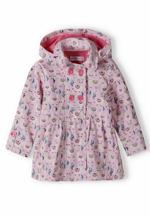 Imperméable rose avec imprimé lama et cactus, fermetures à boutons, et capuche. Présente une texture lisse et un design plissé avec une doublure contrastante.