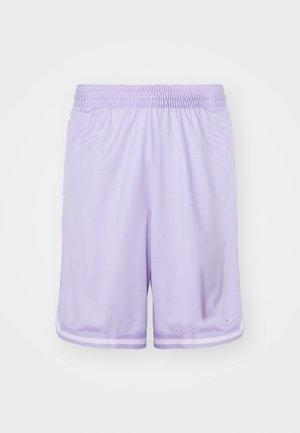 Lyslilla sportshorts lavet af åndbart mesh-stof, med en elastisk talje og kontrasterende hvide striber på kanten.