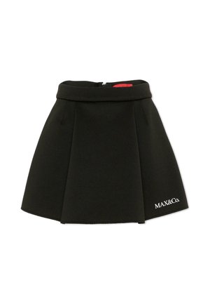 Czarna rozkloszowana spódnica z złożonym pasem i białym logo MAX&Co. blisko brzegu na jednolitym białym tle.