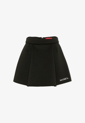 Zwarte uitlopende rok met gevouwen tailleband en wit MAX&Co.-logo vlak bij de zoom op een effen witte achtergrond.