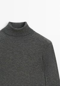 Maglione grigio a collo alto realizzato in tessuto lavorato a maglia, con colletto alto, maniche lunghe e una finitura fine. Nessun motivo o accentuazione visibili.