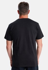 Zwarte t-shirt met korte mouwen van katoen, met een ronde hals en een eenvoudige uitstraling zonder zichtbare patronen of accenten.