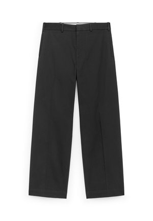 Schwarze, weit geschnittene Hose aus glattem Stoff, mit einem Taillenbund mit Gürtelschlaufen und seitlichen Taschen, in einem klaren, minimalistischen Design.