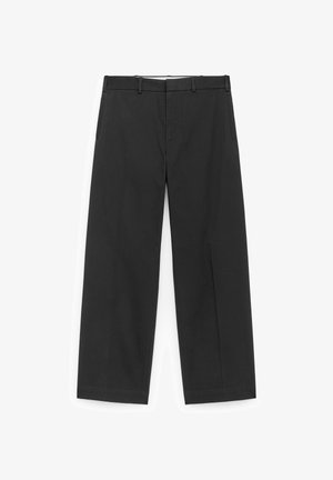 Schwarze, weit geschnittene Hose aus glattem Stoff, mit einem Taillenbund mit Gürtelschlaufen und seitlichen Taschen, in einem klaren, minimalistischen Design.