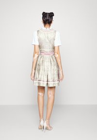 Jasnozielona sukienka z dopasowanym topem, rozszerzanym dołem i różowymi akcentami. Posiada koronkowe wykończenie i guziki; zestawiona z białymi rękawami i obcasami.