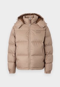 Beige pufjakke med hætte, lynlåslukning og trykknapkrave. Har vandret quiltet polstring og diskret branding på brystet.