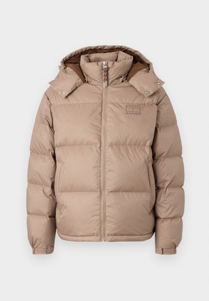 Casaco puffer bege com capuz, fecho de zíper e colarinho com botão de pressão. Apresenta enchimento acolchoado horizontal e uma discreta marcação no peito.