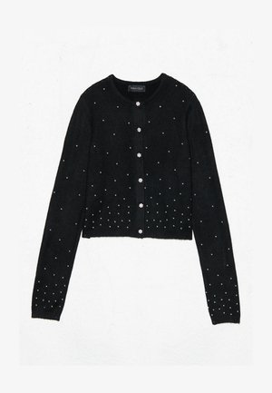 Czarny krótki kardigan z miękkiego materiału, ozdobiony małymi, rozproszonymi rhinestone'ami oraz zapięciem na guzik z kwiatowym akcentem.