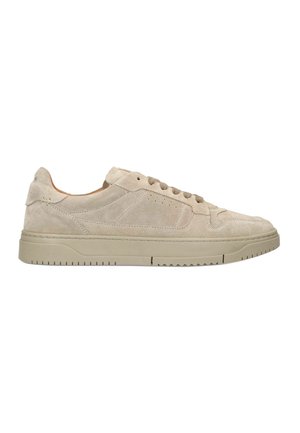 Beige suède lage sneaker met vetersluiting, gestikte paneeldetails en een vlakke rubberen zool met textuurprofiel.