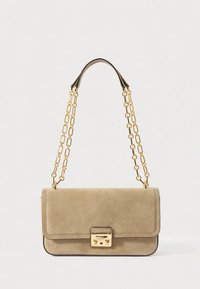 Sac à main en daim beige de forme rectangulaire, avec une bandoulière en chaîne dorée et une fermeture à fermoir métallique comportant deux trous.