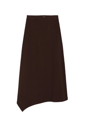 Falda midi marrón oscuro con dobladillo asimétrico y un sutil detalle de costura frontal, mostrada sobre un fondo blanco.