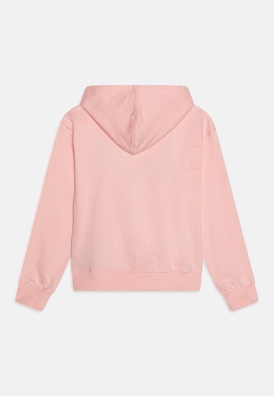 Felpa con cappuccio rosa dal tessuto morbido, polsini e orlo ribbed, e una vestibilità classica. La vista dal retro mostra la cucitura curvata del cappuccio.