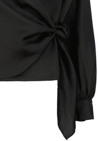 Schwarze Satin-Bluse mit einem geknoteten Frontdetail und langen Ärmeln, die eine glatte Textur und eng anliegende Bündchen aufweist.