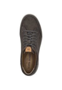 Sneaker in suede grigio scuro con punta rotonda, occhielli metallici e accento in cuoio marrone chiaro all'interno. Suola interna testurizzata con perforazioni.