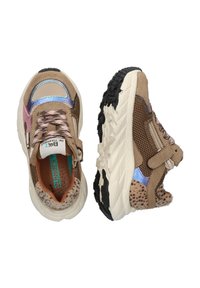Sneaker con una combinazione di pelle scamosciata marrone, rete e accenti olografici. Presenta una suola bianca chunky e dettagli in stampa leopardata sul tallone.