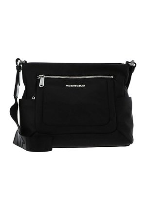 Sac bandoulière noir Mandarina Duck avec poche avant zippée et sangle réglable sur fond blanc.