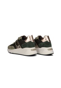Sneakers che presentano una combinazione di suede verde scuro e pelle beige, con dettagli in metallo rosa oro e un pannello laterale testurizzato e decorato.