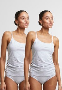 Grijze katoenen tanktop met dunne bandjes en een aansluitend ontwerp, gecombineerd met grijze slips. Gladde textuur, minimalistische stijl, geen patronen of accenten.