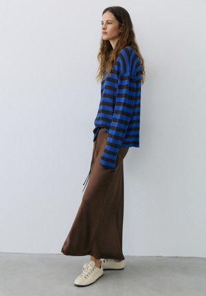 PULL&BEAR, SATIN WITH DRAWSTRING - MIDI SKIRT - Jupe trapèze - dark brown