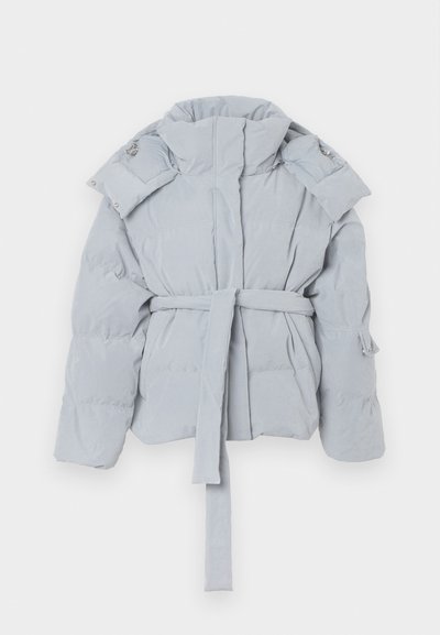 Helle graue Daunenjacke mit hohem Kragen, tailliertem Gürtel und geknöpften Schulterakzenten. Glattes Material mit quiltierter Textur und ohne sichtbare Verschlüsse.