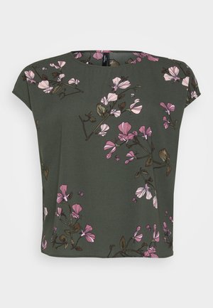 Haut à manches courtes, vert olive, avec un motif floral comportant des fleurs roses et blanches. Tissu doux avec une coupe décontractée et un col rond.