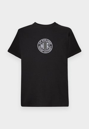 Sort bomulds T-shirt med korte ærmer og rund hals. Har et rundt hvidt logo med teksten "HUF WORLDWIDE TRANSIT AUTHORITY" på fronten.