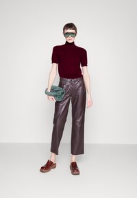 pure cashmere HIGH NECK SHORT SLEEVE - Βασικό μπλουζάκι - burgundy