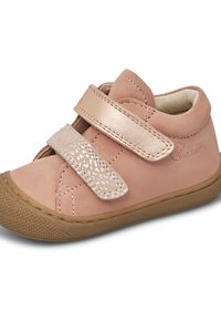 Zapato infantil de ante rosa con dos correas de Velcro, una de las cuales presenta un brillo metálico, y suela de goma texturizada.