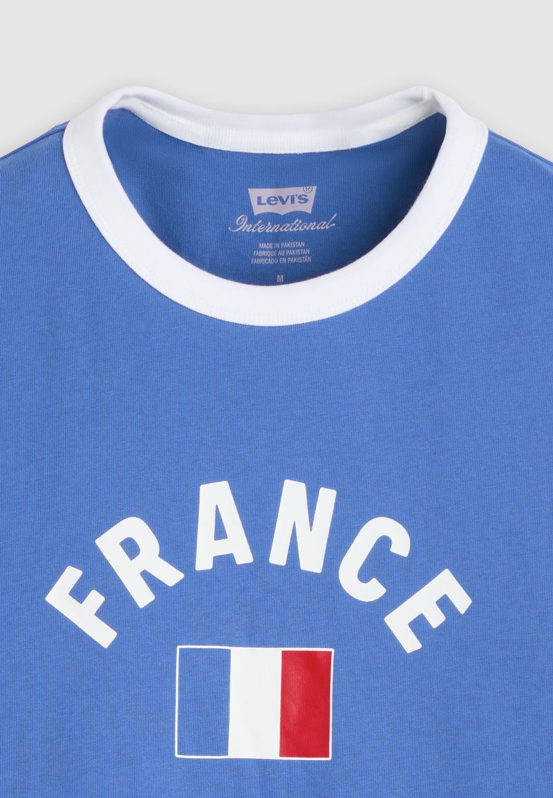 Maglietta internazionale Levi's blu con colletto bianco, scritta "FRANCE" e bandiera francese (strisce verticali blu, bianche, rosse) sul davanti.