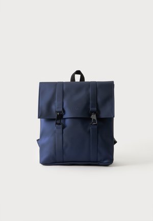 Marineblå rektangulær rygsæk med frontklap, to sorte spænder og et sort øverste håndtag på hvid baggrund.