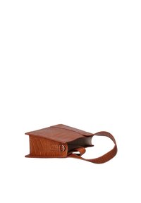 Borsa in pelle marrone con motivo cocco, forma rettangolare, apertura superiore con manico corto, scomparto interno visibile, texture liscia.