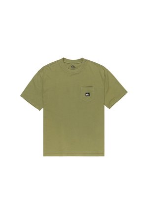 Olivovo zelené tričko s krátkym rukávom vyrobené z bavlny, s náprsníkovou kapsou a čiernym logom na nášivke a okrúhlym výstrihom.
