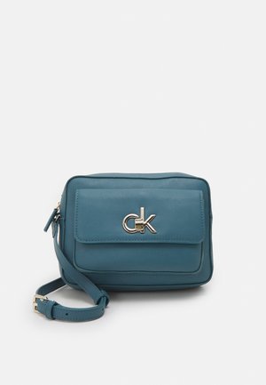 Calvin Klein LOCK CAMERA BAG FLAP - Sac bandoulière - petrol