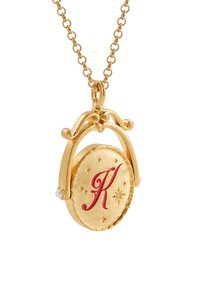 Gouden hangersketting met een ovalen medaillon met een rode "K", sterpatronen en een kleine parelaccent. Ketting heeft een verbonden ontwerp.