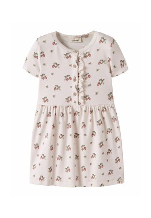 Kortærmet babydragt med jordbær- og bi-tryk, knapper foran og flæsedetalje på lyserødt stof.