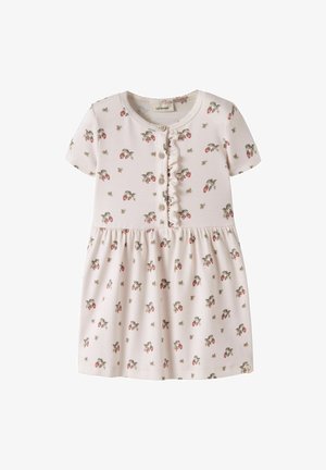 Robe bébé à manches courtes avec imprimé fraises et abeilles, boutons devant et détail de volants sur tissu rose clair.
